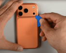 iPhone 17 Pro 拆解（图片来源：iFixit）