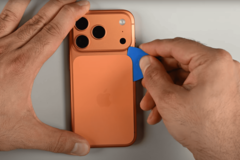 iPhone 17 Pro 拆解（图片来源：iFixit）