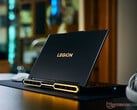 新款 Legion Pro 7 16IAX10H 采用了与我们 2025 年评测过的机型相同的设计,后者的图片如下所示。