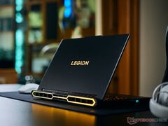 新款 Legion Pro 7 16IAX10H 采用了与我们 2025 年评测过的机型相同的设计,后者的图片如下所示。