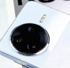 预计红米 K80 Ultra 的外观将与其他 K80 系列手机相似。(图片来源：Jack Yee）