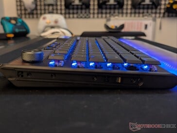 Command KB7 键盘平放,无高度调节功能。
