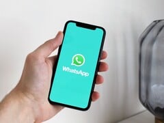 手持一部打开了WhatsApp应用的智能手机