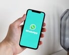 手持一部打开了WhatsApp应用的智能手机