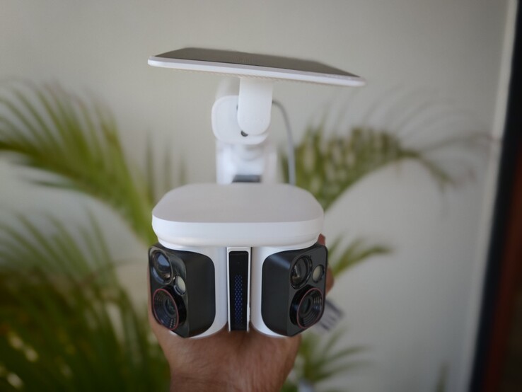 Baseus X1 Pro 安防摄像机内置 3 W 太阳能电池板