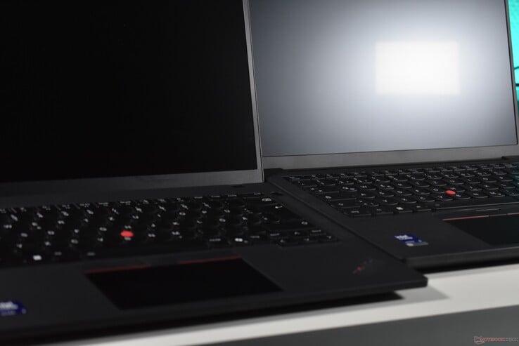 ThinkPad T14 第 7 代（右）对比 ThinkPad T14 第 6 代（左）