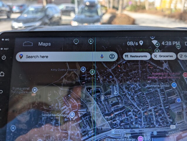 720p 的显示效果并不好，但使用了大约 4 年后，开始出现竖线。