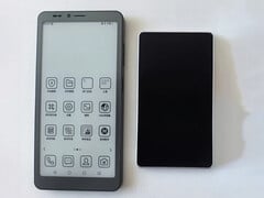 海信A10将于8月28日在中国上市。图为:手机与其可拆卸显示屏并列。