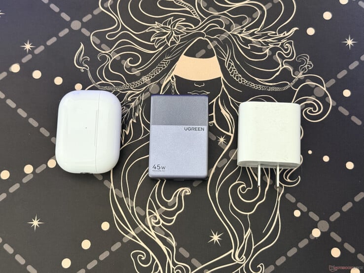 Ugreen Nexode Air 45W Slim 充电器与 AirPods Pro 充电盒及Apple 18W 充电器并排放置