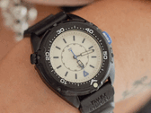 Timex Intrepid x Dimepiece Blackout Edition 采用黑色不锈钢表壳、奶油色表盘和紫色点缀