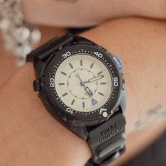 Timex Intrepid x Dimepiece Blackout Edition 采用黑色不锈钢表壳、奶油色表盘和紫色点缀