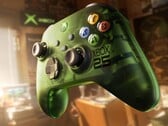 在 Reddit 上，粉丝们展示了 Xbox X25 系列不同透明颜色的外观。