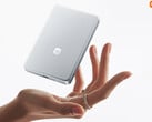 这款 10,000mAh 超薄磁性移动电源在中国的售价约为 51 美元。图：展示其轻薄设计的宣传图片。
