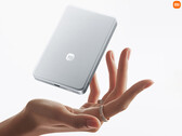这款 10,000mAh 超薄磁性移动电源在中国的售价约为 51 美元。图:展示其轻薄设计的宣传图片。