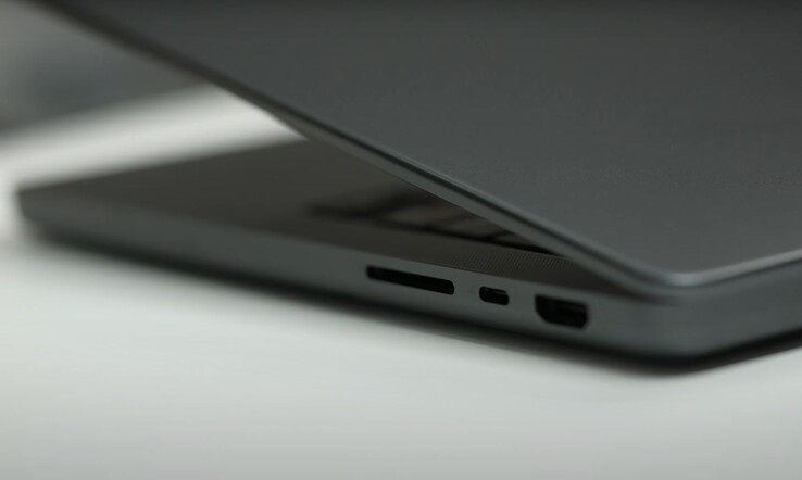 Apple即将推出的 M4 MacBook Pro 将配备一个额外的 Thunderbolt 4 端口。(图片来源：Romancev768V via YouTube）