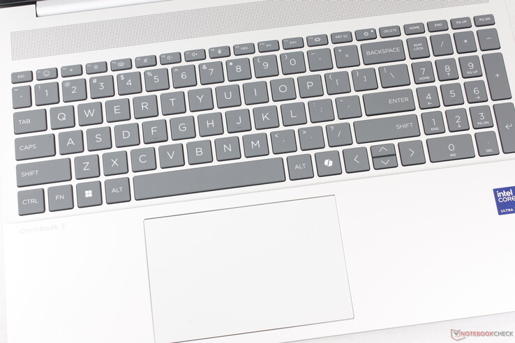 点击板大小适中（12.5 x 8 厘米），按下时反馈相对柔和、安静