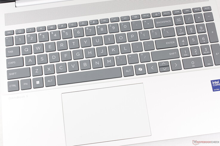 点击板大小适中（12.5 x 8 厘米），按下时反馈相对柔和、安静