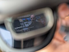 配备扩展屏幕的 Xreal One Pro 在 Netflix 上播放《霹雳游侠》。