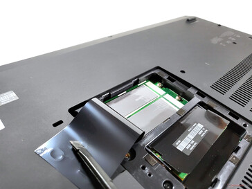 ThinkPad P17 G2。维护舱口下方未被占用的SSD插槽