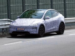 2026 年款特斯拉 Model Y 性能版在纽博格林赛道上行驶。(图片来源：CarSpy/YT）