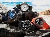 四款Citizen Promaster Marine潜水表，分别采用白色、黑色、蓝色和橙色配色，陈列在海边的岩石上。
