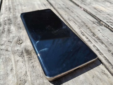Honor X9b 正面屏幕（图片来源：Darryl Linington - NoteBookCheck）