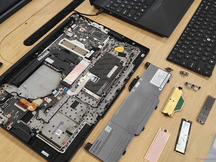 拆下 CRU 的联想 ThinkPad T14 第 7 代。