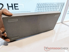 Keychron K2 HE 混凝土底部。(图片来源:Notebookcheck/Stephen Pereyra)