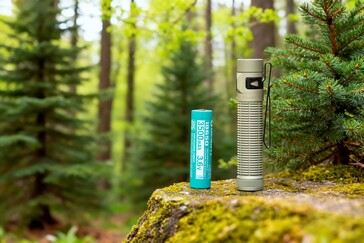 Olight Baton 手电筒使用 3,500 mAh 18650 锂离子电池供电。