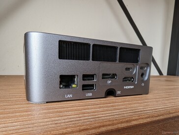 后部：2.5 Gbps RJ-45、2 个 USB-A 2.0、DisplayPort 1.4、2 个 USB-C 4.0（带 Power Delivery + DisplayPort）、HDMI 2.1