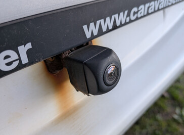 使用大约 6 个月后，倒车摄像头开始从外壳中脱落