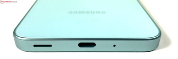 底部：扬声器、USB-C 2.0、麦克风