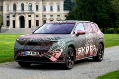 伪装的巨人:斯柯达 Peaq 是新的电动旗舰车型,凭借其 91 千瓦时的大容量电池和高达 220 千瓦的输出功率,在高端市场竞争中脱颖而出。