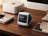 TimeCapsule G3 是一款集数字时钟、闹钟、蓝牙音箱和 AI 历史记录器于一体的设备。