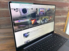 室外（明亮的白天，无阳光直射）