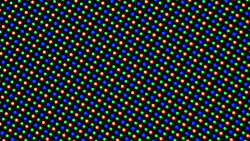 OLED 显示屏基于 RGGB 子像素矩阵，由一个红色、一个蓝色和两个绿色发光二极管组成。