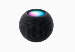 午夜版 HomePod mini 的颜色比太空灰版本要深一些。(图片来源：Apple)