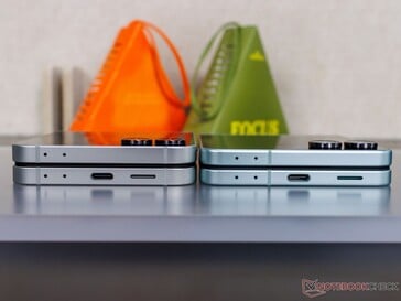 Galaxy Z Flip 7 FE（左）和 Flip 7（右）并排（（图片来源：Notebookcheck）