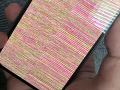 谷歌 Pixel 10 显示屏雪花问题示例。(图片来源：u/Ok_Economist_3997)