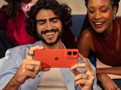 摩托罗拉 Moto G06 Power 配备 7,000 mAh 电池。图：该手机的宣传图。(图片来源：联想）