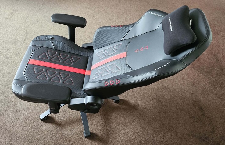 使用 HP Compaq nx6325 笔记本电脑的办公人员侧视图，展示了该笔记本经典的 15 英寸非宽屏显示屏和紧凑的商务设计。