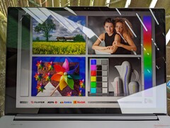 室外阴凉处。与微型 LED 相比，眩光更明显
