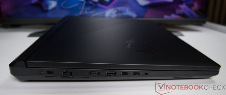左侧：电源适配器、2.5G 以太网端口、HDMI 2.1 接口、 USB-A 3.2 Gen. 2（10 Gbit/s），2个Thunderbolt 5接口（DisplayPort、供电、G-SYNC（数据传输速率最高达120 Gbps）），3.5毫米音频接口
