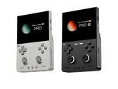 TrimUI Brick Pro（左）运行Linux系统，其性能不如搭载Android 处理器的Brick Hammer Pro U（右）。