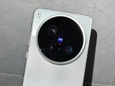 上手视频展示了vivo X200 Ultra，包括其蔡司大摄像头（图片来源：小红书，微博）