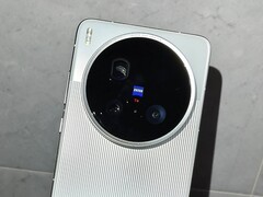 上手视频展示了vivo X200 Ultra，包括其蔡司大摄像头（图片来源：小红书，微博）