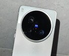 上手视频展示了vivo X200 Ultra，包括其蔡司大摄像头（图片来源：小红书，微博）