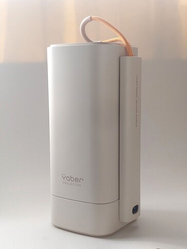 Yaber T1 Pro 将镜头面朝下锁在底座上，以保护镜头在运输过程中不受损害。(图片来源：Yaber）
