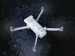 新型 X8 Pro 2025 无人机相当重（图片来源：Fimi）