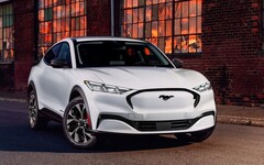 Webfleet 的团队打破了电动汽车最长行程的世界纪录，这要归功于福特 Mach-E 的超长续航里程。(图片来源：福特）